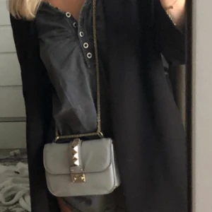 Valentino väska  - Säljer min valentino väska som jag fått i present för ca 4år sedan.  Köpt på Vestiaire Collective och därmed gjort authentication check!  Den är använd men inget är sönder på väskan!  Mer bilder finns och kan tänka mig gå ner lite i pris för snabb af
