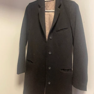 Filippa K kappa - Bra skick. Lite nopprig, med går enkelt bort med en klädvårdsrulle.