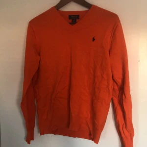 Orange ralph lauren tröja - Tjena säljer min ralph lauren tröja eftersom den inte kommer till användning skicket är väldigt bra.