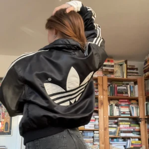 Adidas varsity bomberjacket  - Världens bästa bomberjacka från Adidas🤌 alldeles underbar! Står ingen storlek men uppskattas till S!