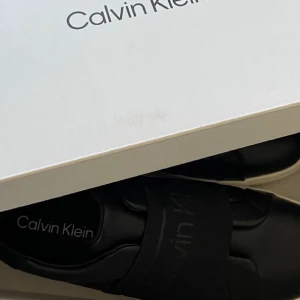 Calvin Klein Sneakers  - Jätte snygga sneakers från calvin klein i storlek 40 passar till de mesta ❣️
