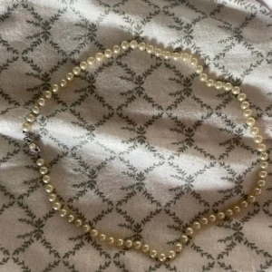 Pärlhalsband  - Jättefint!!
