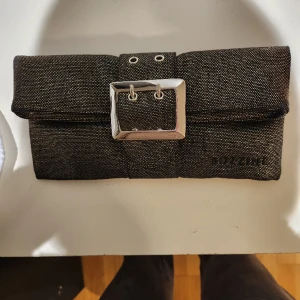 Kuvert väska - Jättefin. Tyget är typ jeans med guld i. Lite slitmärken på spännet