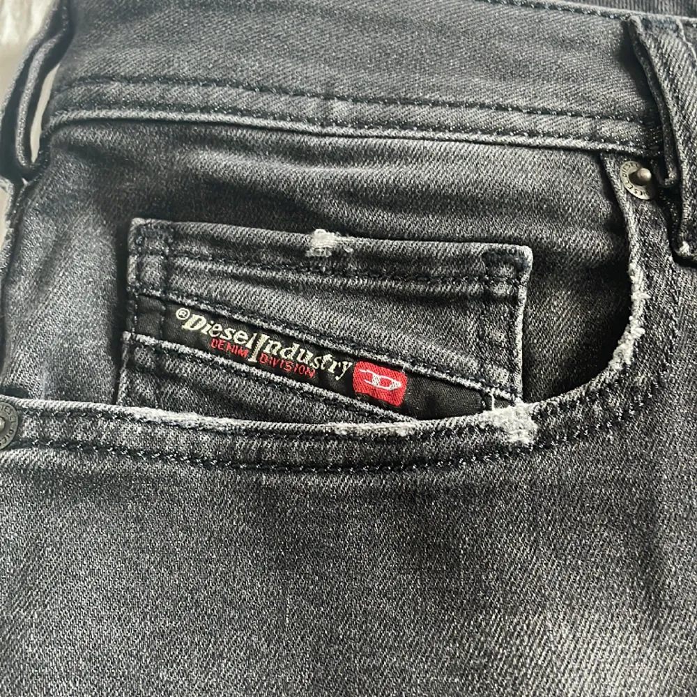 Diesel bootcut jeans w34 l30 Mindre slitage på fickorna, annars i så gott som nyskick 95cm ytterbenslängd 72cm innerbenslängd 94cm midja . Jeans & Byxor.