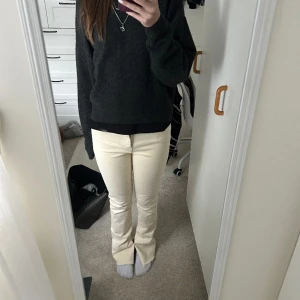 Jeans med slits  - Säljer mina beiga jeans med slits då jag inte använder som längre, köptes för 349kr, säljer för 200kr