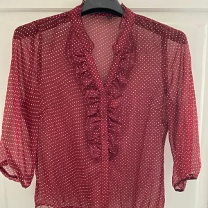 Blus  - Söt vitprickig blus med knappar. Nyskick! 