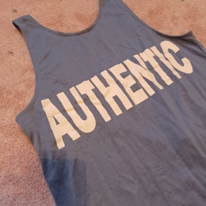 Cool blå klänning med öppen rygg och text - Säljer nu denna superfina blå klänningen med vit text på, endast använd några få gånger och i jättebra skick. Tror det är storlek M. Pris kan alltid diskuteras, amsvarar ej för postens slarv. Bara att höra av er vid frågor (: