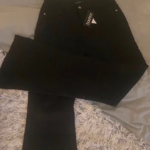 Jeans - Helt nya jeans från bohoo i storlek 40, långa i modellen och passar mig på längden som är 174, dom är stretchiga och stora i storleken så skulle säga att dom passar mer 42/ XL