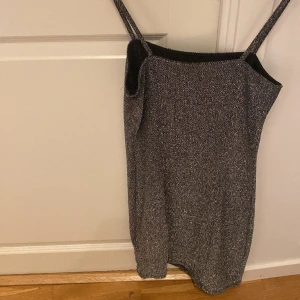 Helt ny glittrig  klänning  - Säljer denna klänning då den inte kommer till användning. HELT NY, ALDRIG ANVÄNT.  