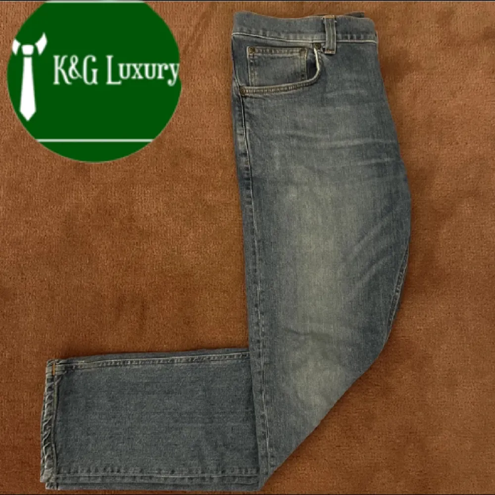 Säljer mina nudie jeans i 9/10 skick eftersom de börjar bli för små för mig. Modellen på bilden är 181.. Jeans & Byxor.
