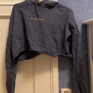 Blålila croppad hoodie - Ser bättre ut när den är struken. Bekväm och snygg.