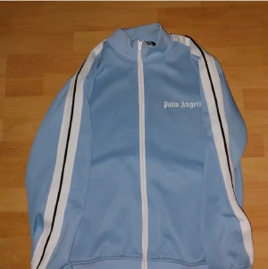 Palm Angels - Säljer en palm angels kofta. Använd endast vid speciella tillfällen, den är i nyskick och fläckfri. Hör av dig vid några funderingar. Priset kan diskuteras.