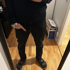 Snygga svarta  - Svarta snygga jeans skickt 8,5/10