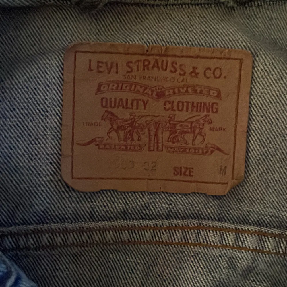 Jag säljer min jeans jacka från Levis som jag ärvt av min farsa som han hade i sin ungdom, perfekt sommar vår jacka som jag själv tycker är riktigt snygg. Skriv vid fler frågor eller bilder!. Jackor.