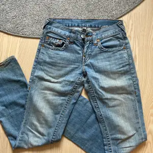 !!!!TRYCK INTE PÅ KÖP NU!!!! Super snygga lågmidjade jeans från True Religion! Kommer inte till användning och vill därför sälja. Midjemått tvärs över: 39 cm Innerbenslängd: 84 cm Perfekta i längden🙌🏼🙌🏼🤩 Kan tänka mig sänka priset vid intresse
