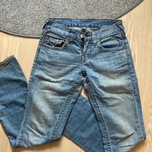 True Religion jeans - !!!!TRYCK INTE PÅ KÖP NU!!!! Super snygga lågmidjade jeans från True Religion! Kommer inte till användning och vill därför sälja. Midjemått tvärs över: 39 cm Innerbenslängd: 84 cm Perfekta i längden🙌🏼🙌🏼🤩 Kan tänka mig sänka priset vid intresse