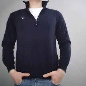 Fet marinblå Half Zip från Gant. Skick 8/10 ända dåliga är  att en bit av inside labeln lossnat (se bild 2). Han på bilden är 176 cm, skriv gärna vid intresse!