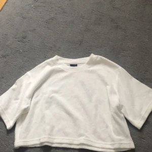 T-shirt - En jätte snygg vit lite kortare t-shirt i ett samet eller handuksakrigt material. Priset går såklart att sänka. Skriv vid frågor💕