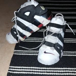 Nike Air strl 42 - Nästan helt nya old school skorbsom nu kommit tillbax. Ord pris 1500