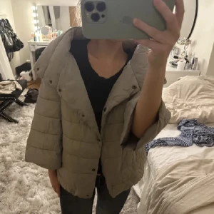Trekvartsärmad jacka - Ljusgrå trekvartsärmad jacka, liknar Herno jackan super mycket!! Passar en XS/S men även M beroende på hur man vill att den ska sitta💗
