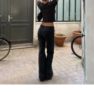 Alohba jeans - Säljer dessa jötte fina alohba jeansen som är lågmidjade och bootcut. Jag fick dessa i julklapp med fick fel färg och det hade gått över 14 dagar SP kunde inte lämna tillbaka.🤗 Är även öppen för byten till samma värde (köptes för 1000kr)