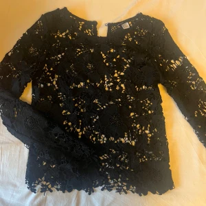 Spets tröja  - Säljer mina fina spets tröja då den är för liten i ärmarna💗