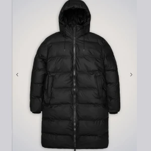 Vinterjacka Rains XS Svart - Alta Long Puffer Jacket från Rains. Vattentät vinterjacka. Svart. Mjukt och gosigt fleecefodrade sidfickor. XS. Ny och oanvänd.  Nypris 3.999kr.