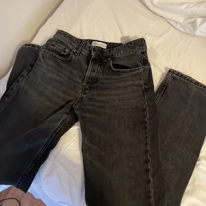Zara jeans - Säljer dessa zara jeans då jag inte använder dem, säljer dem för 130kr+ frakt (pris kan diskuteras) storlek 34 mid waist