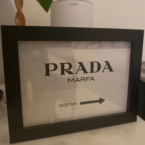 Prada poster och tavelram  - Tavelram från Ikea och poster från desenio 