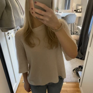 Stickad tshirt - Jättefin stickad tshirt från Stock Lm!💗Använt några gånger men fortfarande i bra skick! Nypris 800, mitt pris 200! Köparen står för frakt🫶Lägger upp annonsen igen då förra köparen drog sig ur🫶