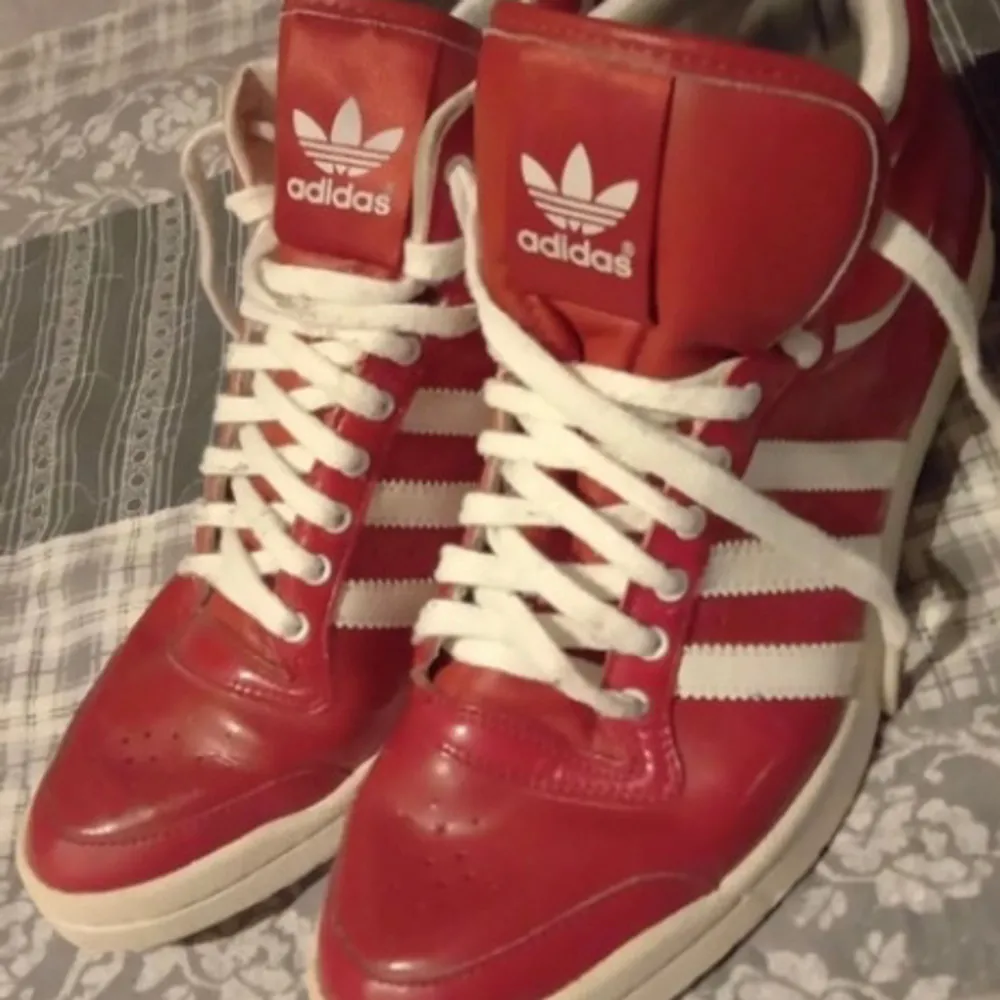 Så coola röda lackade Adidassneakers, vintagemodell🎀På lappen står det storlek 40, men jag skulle snarare säga 39/39,5. Fint skick, använda ca 5 gånger. (Lånade bilder, skriv för egna)❤️. Skor.