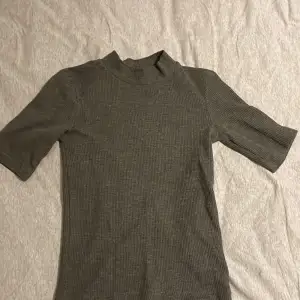 1 st grå stickad kortärmad tröja. Använd ett fåtal gånger och säljs pga att den är för liten. Skriv för fler bilder
