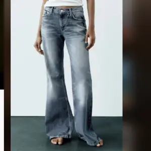 Slutsålda jeans från Zara i storlek 42 men sitter mer som en 38/40! 200 + frakt 
