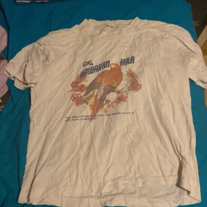 Vintage tröja - Tröja jag fått av min pappa men aldrig använt och därför säljer. Skulle gissa på att han själv köpte den för typ 40 år sedan. Vet tyvärr inte storleken då lappen är avklippt men min pappa hade den när han var en M (herr storlek)