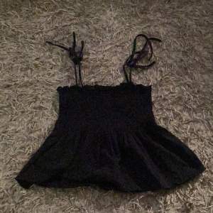 Säljer min SHEIN topp för att den tyvärr inte kommer till användning. Kan använda som en kjol och är i fint skick. Stolek xs.