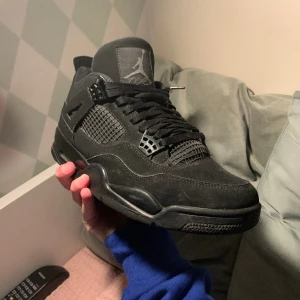 Jordan 4 black cats - Säljer ett par Jordan 4 black cats som är lite använda ja men har tvättat dom lite och tycker de nice skick. Hör gärna av er vid intresse 