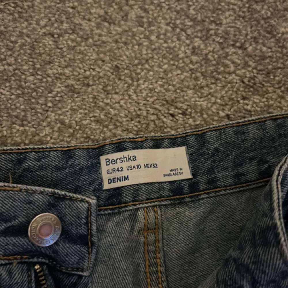Berskha jeans storlek 42 använda 2 gånger. Jeans & Byxor.