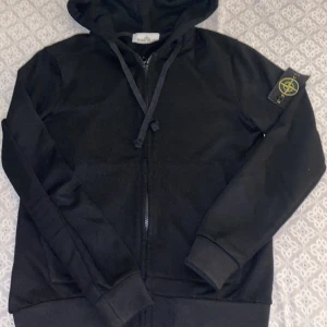 Stone island kofta  - Säljer denna kofta då den inte passar mig längre, storleken är M men passar S mycket väl
