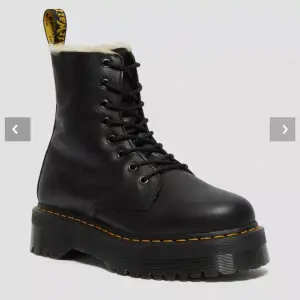 Funderar på att sälja mina fodrade dr. Martens i modellen ”jadon”. De är med plattform samt dragkedja, så lätta att sätta på sig. Även bekväma och varma, perfekta till vintern! Använda, men i bra skick. Hör av dig för mer info!❤️ Originalpris : 2500 kr. 