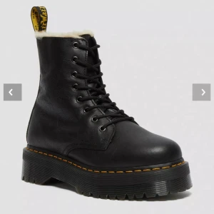 Fodrade dr martens i modellen jadon - Funderar på att sälja mina fodrade dr. Martens i modellen ”jadon”. De är med plattform samt dragkedja, så lätta att sätta på sig. Även bekväma och varma, perfekta till vintern! Använda, men i bra skick. Hör av dig för mer info!❤️ Originalpris : 2500 kr. 