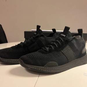 Hugo Boss äkta suede sneakers, knappt använda. Org pris 2400kr säljer för 1400kr 