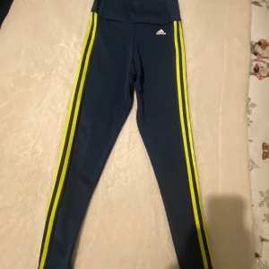 Adidas byxor - Ett par Adidas byxor i storlek S. Byxorna är nya och har inga defekter. 