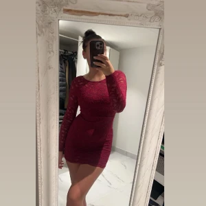 Klänning  - Skitsnygg klänning som är helt oanvänd! Säljer pga att den är för kort  Köparen står för frakten 💕