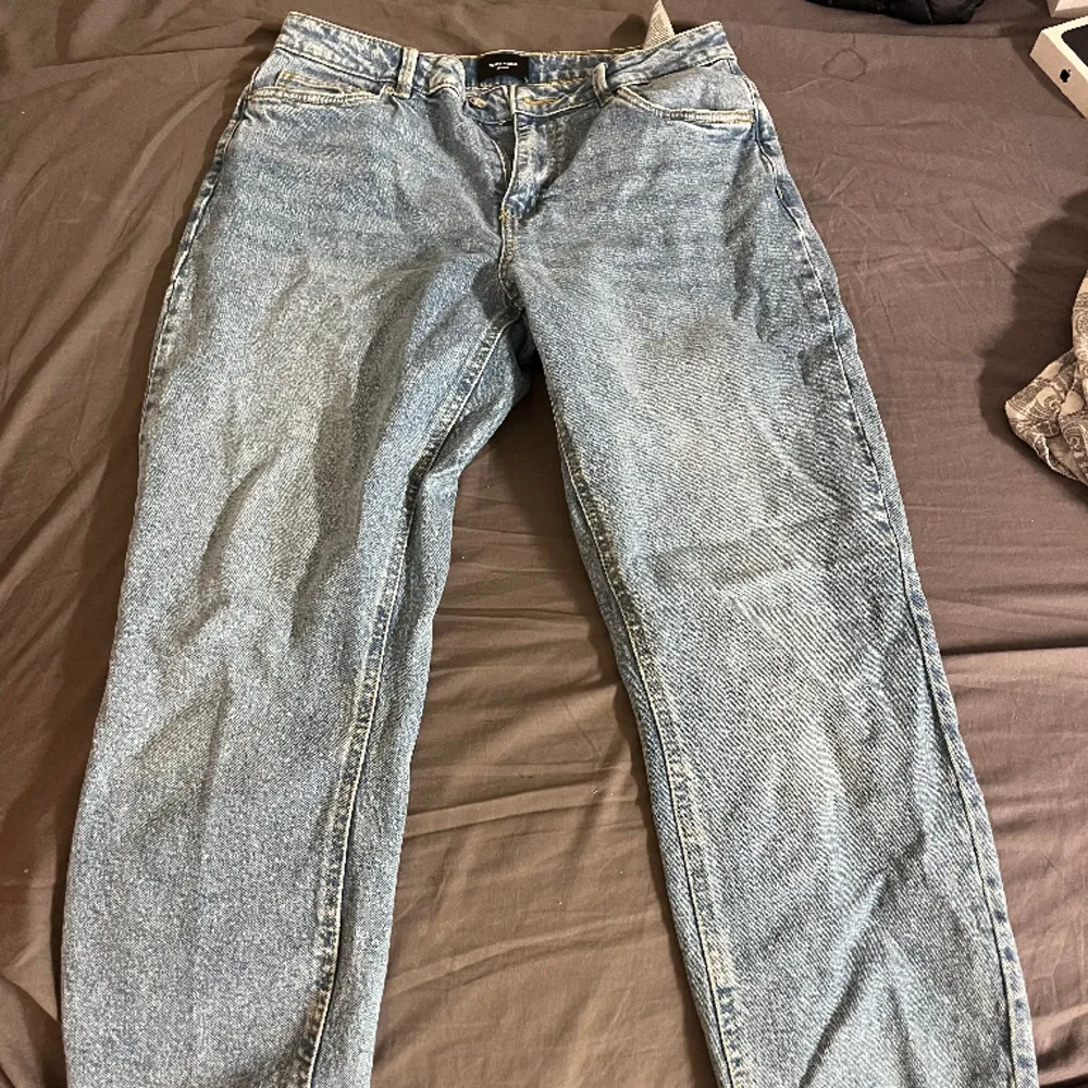 Säljer mina jeans från VeroModa eftersom jag inte fått användning av dom, aldrig använt endast testat Strl 30/30 Köpte för 500, tänkte 300. Jeans & Byxor.