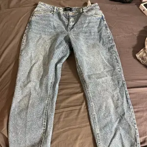 Säljer mina jeans från VeroModa eftersom jag inte fått användning av dom, aldrig använt endast testat Strl 30/30 Köpte för 500, tänkte 300