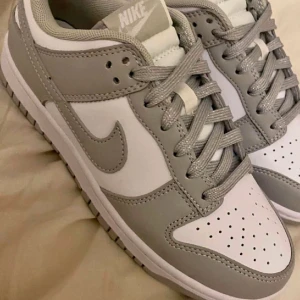 Nike dunk - Nike dunk low panda. Storlek 38. Helt nya aldrig använda och i nyskick! Skicka gärna PM för mer info och pris går alltid att diskutera vid snabb affär!✨