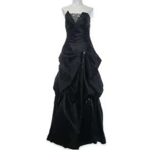 Balklänning - Svart balklänning. Köpt second hand, inga tecken på användning. Super fin och lång. Jag är 167 och den passar många olika längder beroende på klack. Passar M.