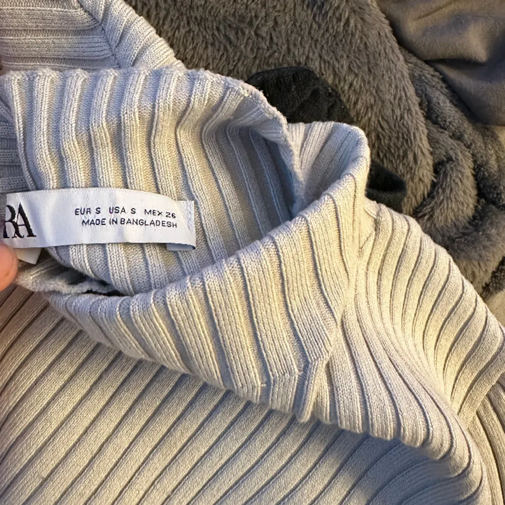 En ribbad Jättefin tröja från Zara. Den är typ helt ny och är i grå färg.. Tröjor & Koftor.