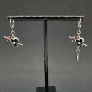 Handgjorda örhängen  - Handgjorda örhängen●Följ :@ekjewelryofficial🤲 ● 💎Material- zinklegeringar och rostfritt stål ●Örhängeskrokar -rostfritt stål. Nickel fri. Längd -5cm och 3,5cm. Köp för 1st-59kr eller 80kr/paret