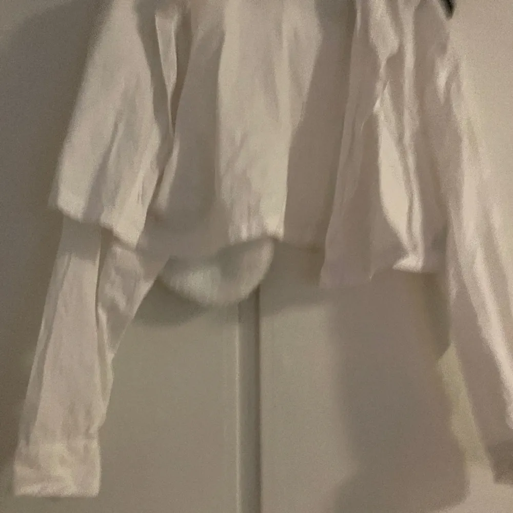 En vit crop top skjorta som aldrig kommer till användning längre. Skjortor.